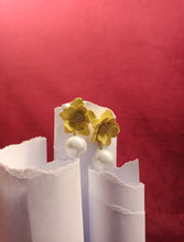 Load image into Gallery viewer, Sunflower Pearl Drop